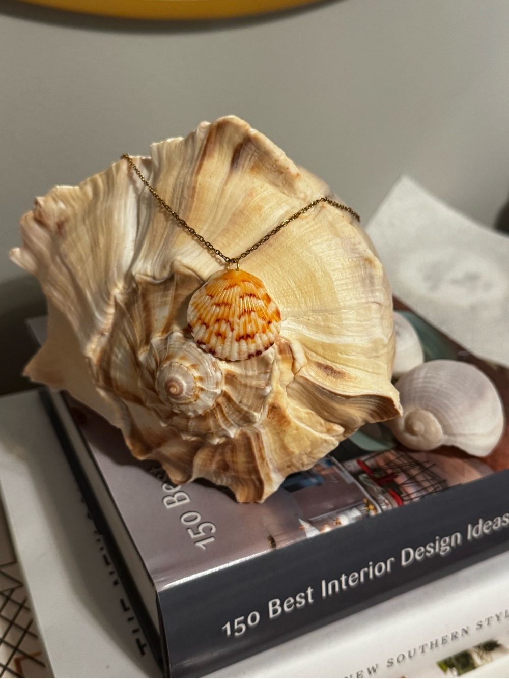 Gold-Plated Shell Pendant Necklace in Orange and Cream